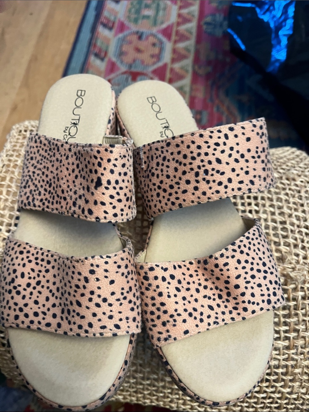 Corkys Pink beige  Leopard Print Slide wedge Sandals 1.5” to gradual 2.5” heel